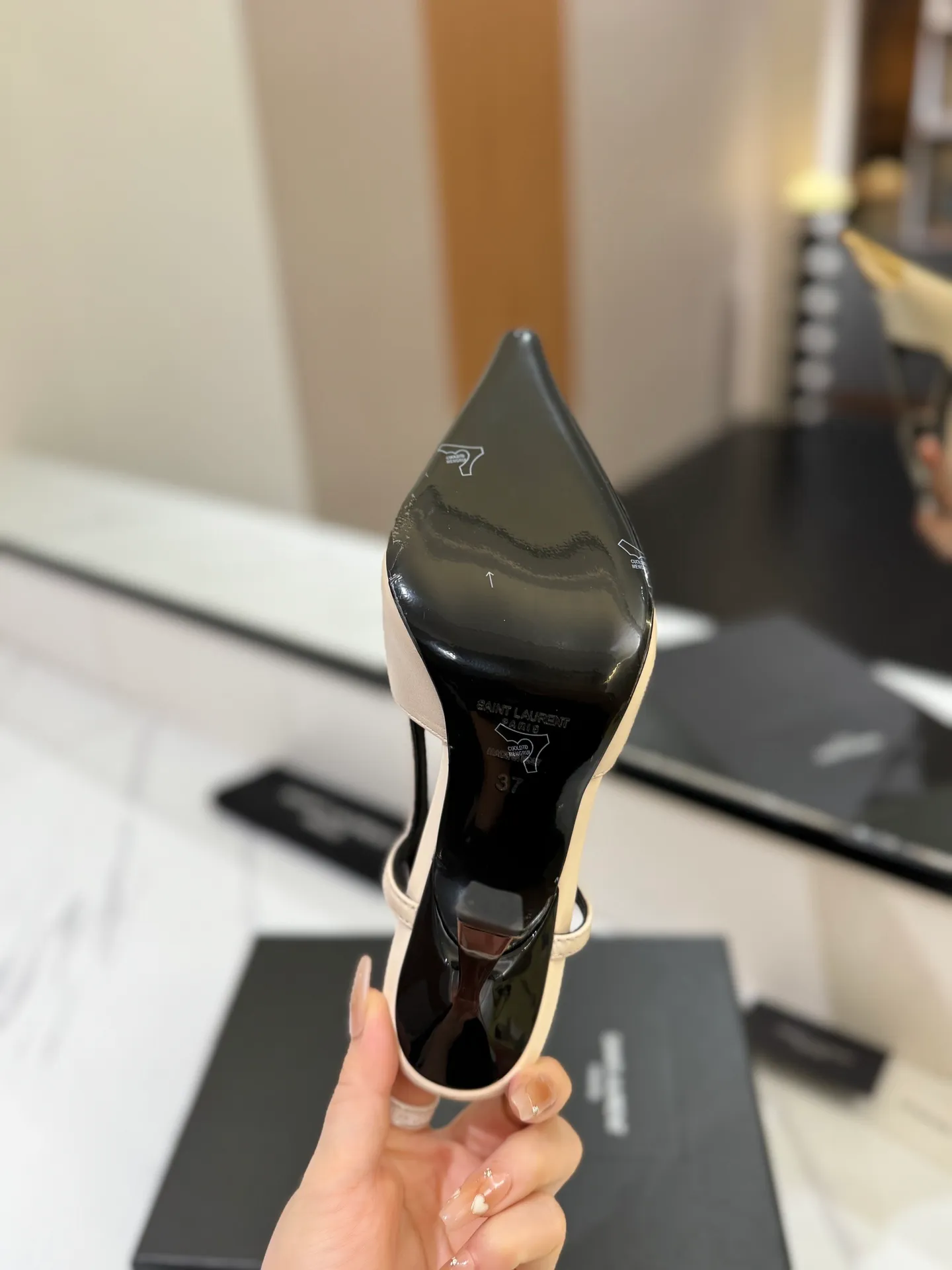 👟👟Ex-factory price 600👟👟 saint laurent ss24 new arrival～ Saint Laurent ysl 2024 spring and summer｜New high-heeled shoes🆕 Beautiful, refined and elegant! The 10cm foot is very stable, so feel free to put it in! The heel is custom-made from a new mold, and the height is the same as the original one. Various incorrect versions are % high-end and sexy, YSL still understands women best❤️ ⚠️The entire upper and lining are made of one piece without joints, which consumes more materials and costs more! Moreover, the material, fabric and lining are all made from more than 20 pieces of genuine custom-made calfskin. The upper is made of custom-made calfskin, the lining is made of calfskin, and the genuine leather outsole imported from Italy. Heel height: 10cm. Size: 35-39 (40 and 41 are custom-made and cannot be returned or exchanged)